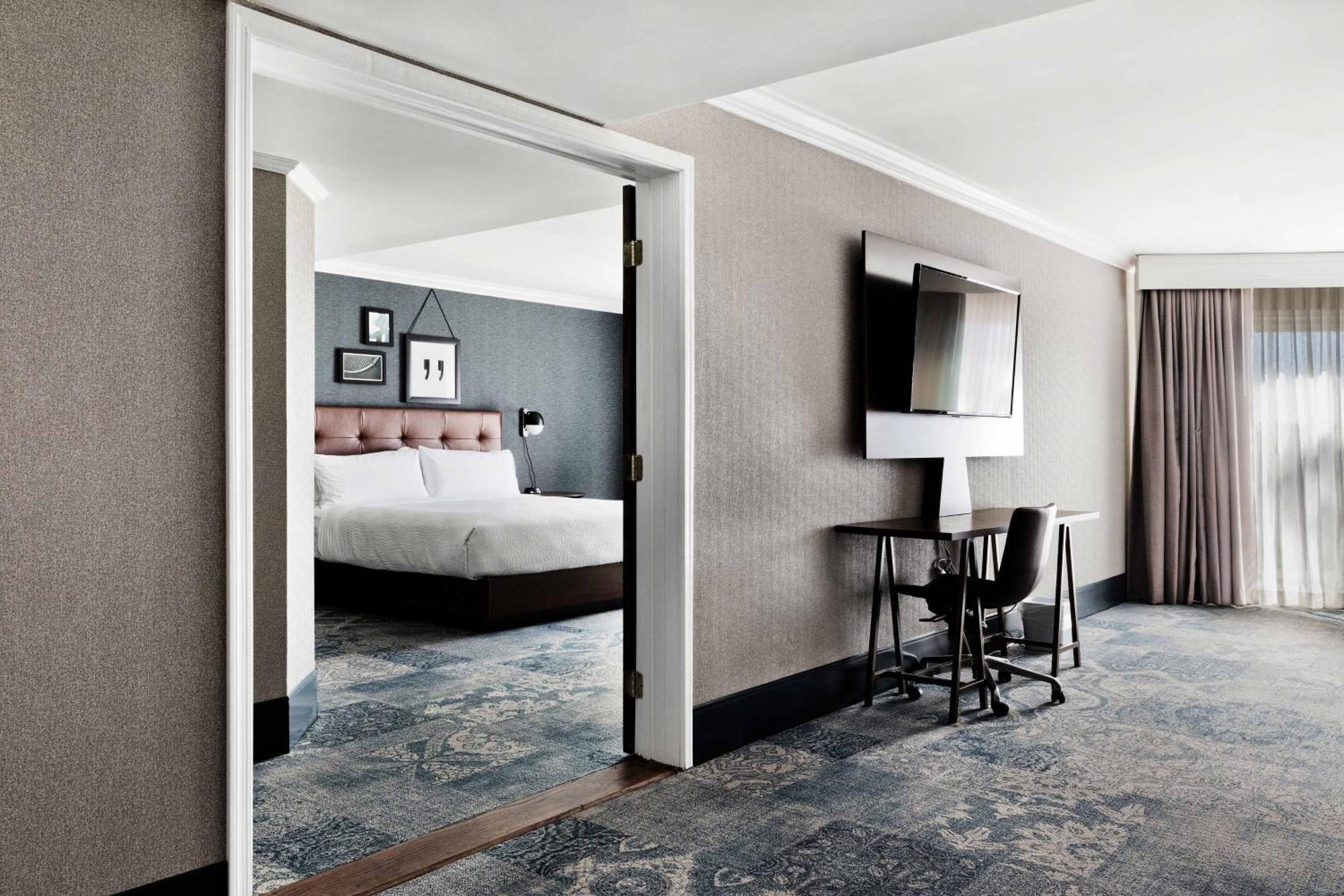 1 Bedroom Suite 1 King Alternate sofa bed Mobility & Hearing Accessible w or Roll Shower,1770898437:JPEG